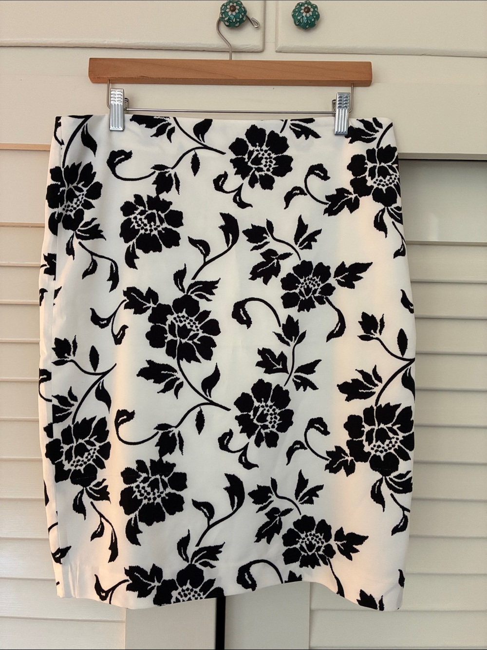 Ann Taylor Black and White Floral Pencil Skirt